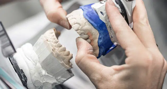 Devenir prothesiste dentaire